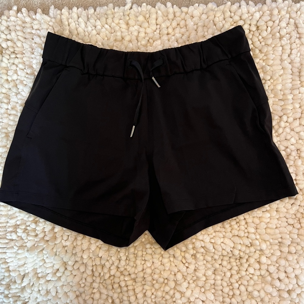 Lululemon on the fly mid-rise short 2.5”